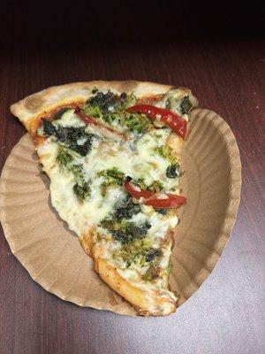 Tried this vegetarian slice, a lot of cheese, broccoli, zucchini, red bell peppers, pasta.