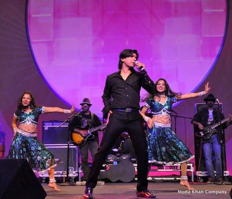 The Mona Khan company dancers performing with the singer Shaan at the Shaan Se tour.