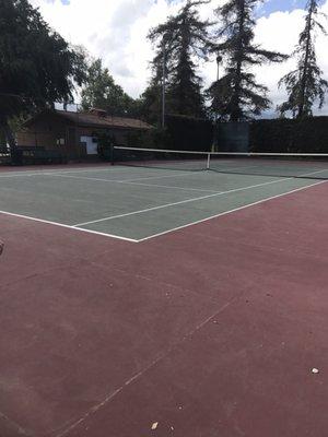 Well maintained courts.