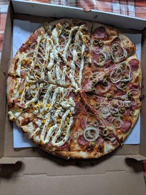 Half-half pizza: calabresa & Canadian ham with cream cheese