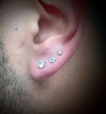 Triple lobe with 4mm, 3mm, 2mm gems.