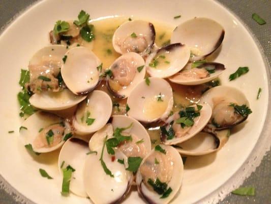 The little neck clams are delicious.