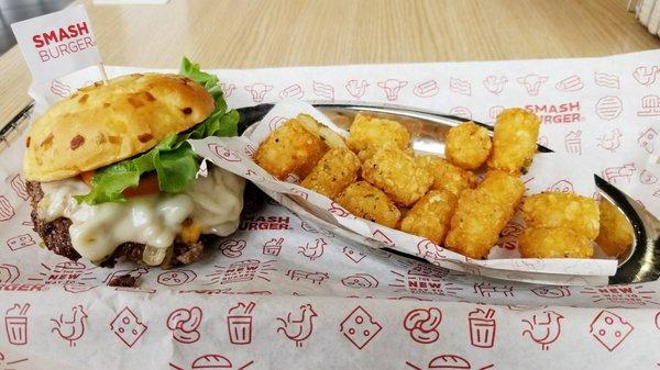 Twin Cities burger w. Smash Tots