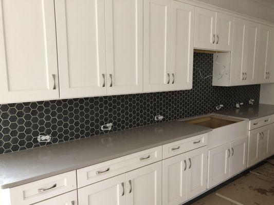 Backsplash with hexagon mosaic