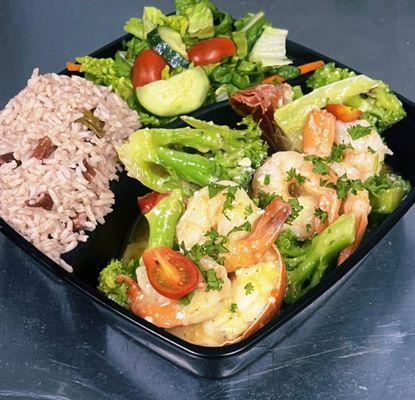 Steamed lobster and shrimp with broccoli in a garlic butter sauce.