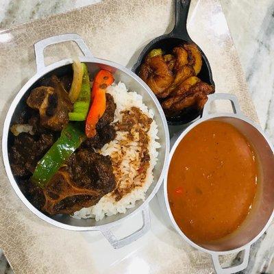 Delicioso Rabo guisado, arroz blanco, habichuelas y maduros muy rico