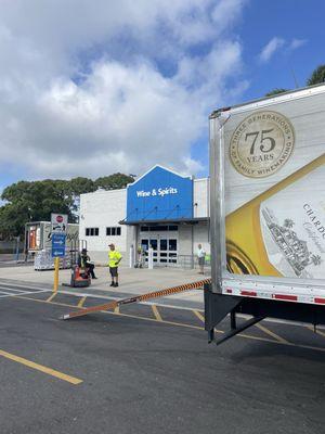 Walmart liquor store still not open 30 minutes late - vendors and customers waiting while employees stand around.