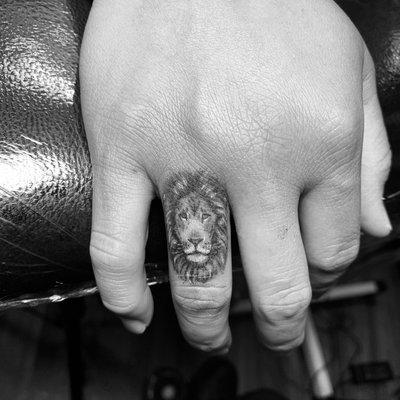 Lion portrait finger tattoo by @marykalcic