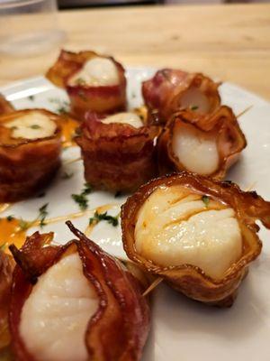 Scallops wrapped in bacon