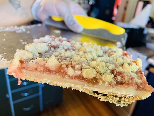 Strawberry Rhubarb Crumble Bar
Local rhubarb, strawberries on shortbread crust