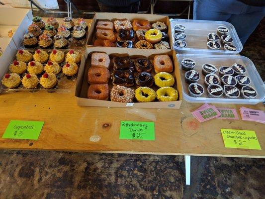 burrito project LA vegan bake sale courtesan cupcakes,donuttery donuts,viva vegan hostess cupcakes (with chocolate cream filling)