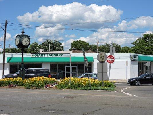 Giant Laundry - parking in front and in back of the store