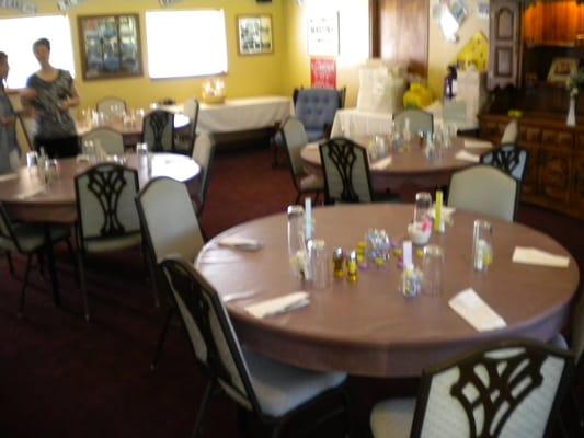 Hubbard Lake Roadhouse serves breakfast, lunch and dinner during the golf season.  Home cooking and your favorite libations