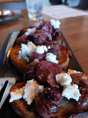 Crostini with cherries, goat cheese