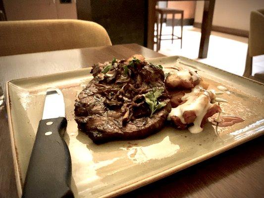 Rib eye (very thin) with crispy mushrooms and crunchy potatoes covered in cheese fondue