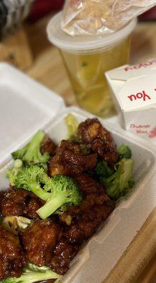 General Tso Chicken with added broccoli, wonton soup.