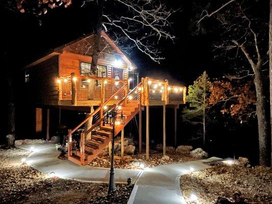 Dancing Under Red Skies Tree House#3 - private hot tub and amazing views!