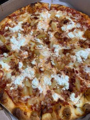 Red sauce, ricotta, pineapple & bacon small pizza