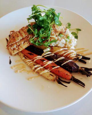 Red Snapper e Pea Risotto
 balsamic reduction + charred heirloom carrots + lemon paprika aioli