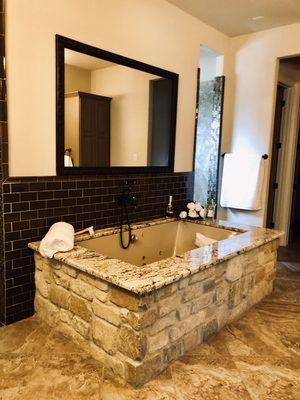 Bathrooms that transport you to relaxing and inviting space you want to be yours. #house2homedesignco.com