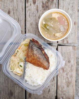 Fried bangus and a little bit of salmon sinigang - IG: @barriegudfood