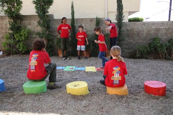 Playing hopscotch! (Jugando Rayuela)