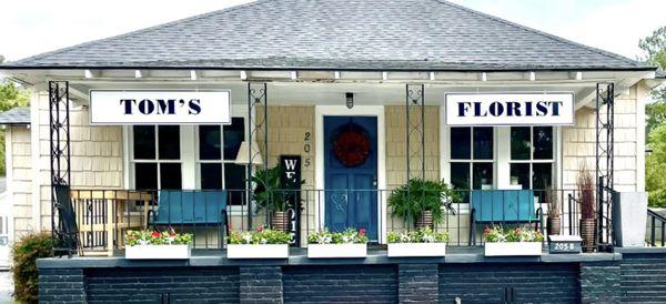 Tom's Florist
 205 W 5th N St,
 Summerville, SC, 29483