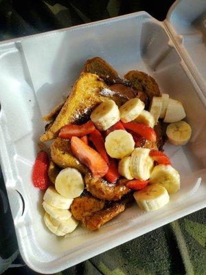 French toast w/strawberries and bananas