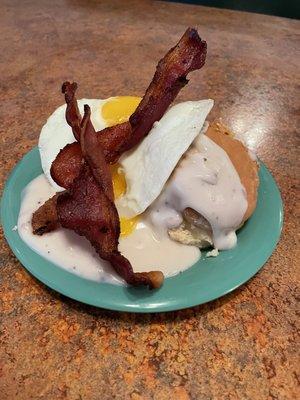 Biscuit with gravy, crispy bacons, sunny up eggs , it's my favorite breakfast. Specially cold weather in this town , make my sunshine day .