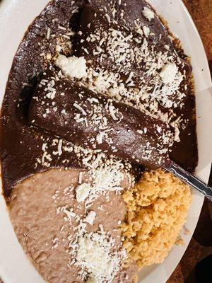 Mole enchiladas