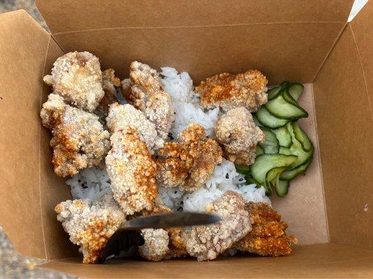 Spicy popcorn chicken with veggies and rice.