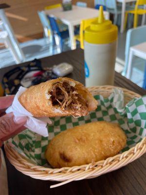 Empanada de carne mechada y empanada de queso