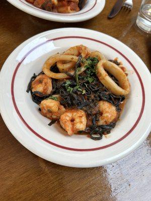 Linguine Nere con Gamberi, Calamari e Pomodoro