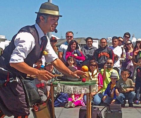 Magician LYNX at Fisherman's Wharf