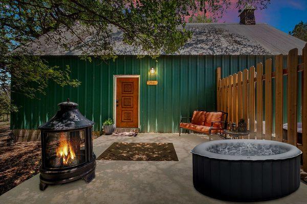 The Haven: private patio, hot tub, sitting area and fire pit/cooking stove. Smore's and overlook the twinkle lit woods in your hot tub!