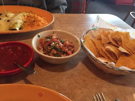 Salad chips and poco de gallo