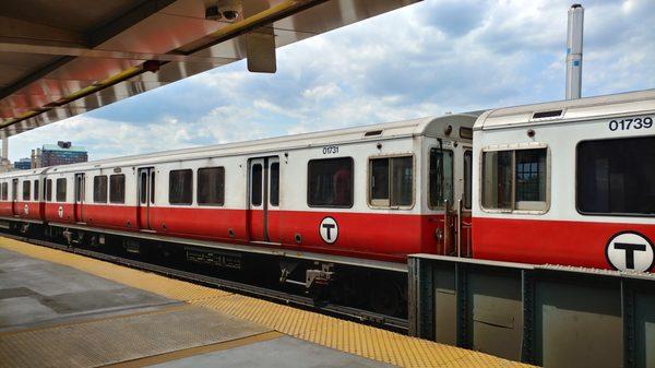 The outbound Red Line at Charles station