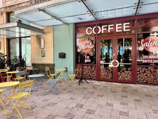 Entrance and outdoor tables