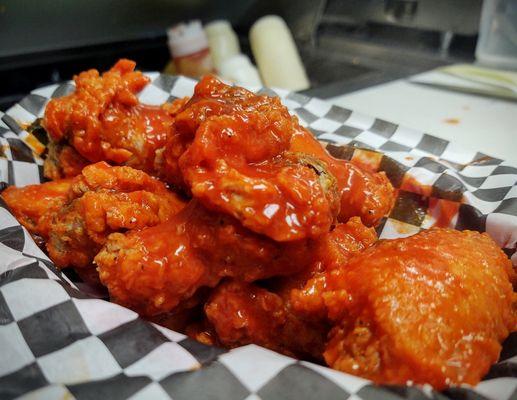 QM Wings w. Hot Sauce