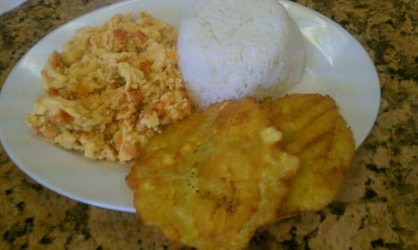 Huevos pericos con arroz y tostones.