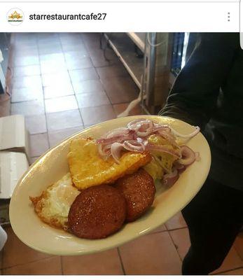 UN MANGUISITO DE PLATANO CON LOS TRES GOLPE PARA EMPEZAR EL DIA COMO ES!  VISITANOS  1298 WESTCHESTER AVE, BRONX NY 347-820-6000 FREE DELIV