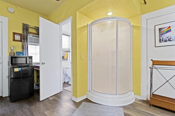 Pass-A-Grille Room with shower stall