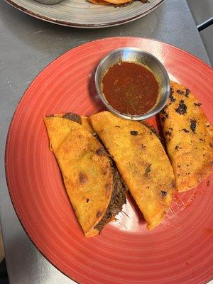 Tacos de birria con su salsa especial