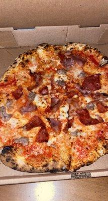 Tre carne pizza