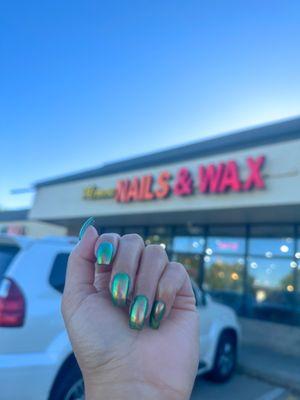 Emerald green chrome nails by Theo.