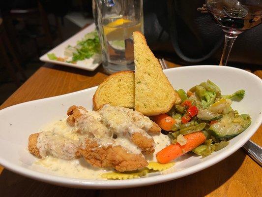 Spinach ravioli with Alfredo and crispy chicken added. Not good at all. Mushy vegetables too.