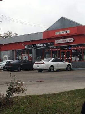 Front of the gas station where the little restaurant is located