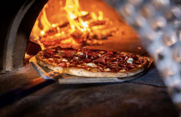 Wood-fired pizza oven