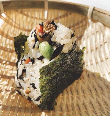 Hijiki omusubi (vegan)