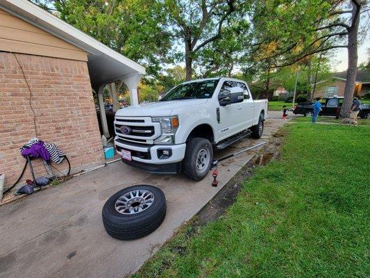 Flat Tire Change. Roadside Assistance.   Road service.  Ford F250.  Tire service